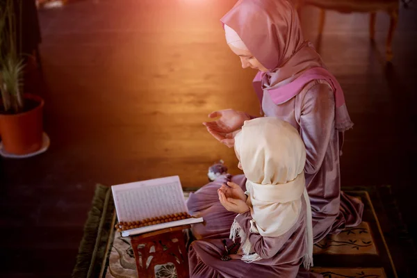 Mère Fille Lisent Coran — Photo