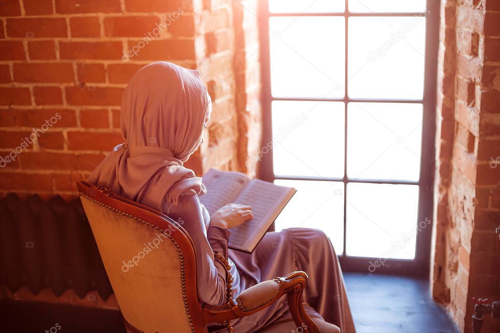 woman praying  and reading the Quran