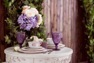 Tatiller ve düğün yemeği için çiçek masası süslemeleri. Tatil, etkinlik, parti veya düğün resepsiyonu için masa hazır.