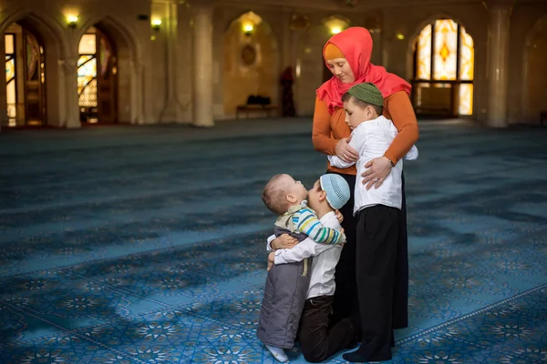 Moslim Familie Moskee Grootmoeder Drie Kleinkinderen — Stockfoto