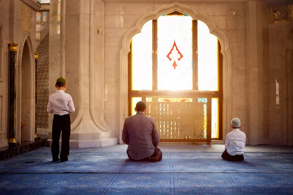 Père Fils Sont Venus Mosquée Pour Prier — Photo