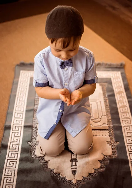 Маленький Мальчик Молится Ковре — стоковое фото