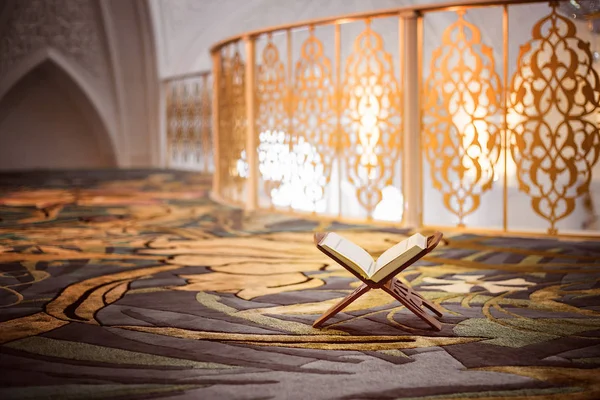 Kuran, camideki Müslümanların kutsal kitabı.