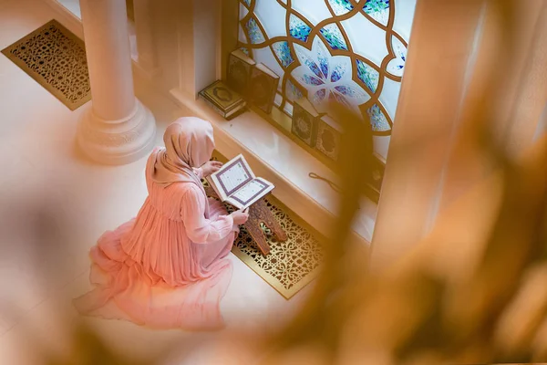 Mulher Orando Mesquita Lendo Alcorão — Fotografia de Stock