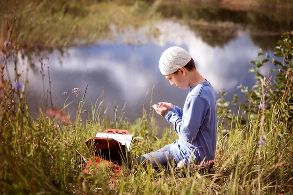 Bambino Musulmano Prega Nella Natura Vicino Bellissimo Lago — Foto Stock