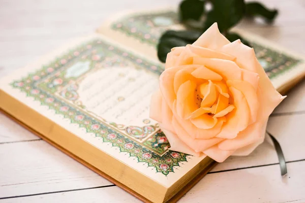 Quran Das Heilige Buch Der Muslime Rosen — Stockfoto