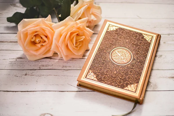 Quran Adalah Kitab Suci Umat Islam Mawar — Stok Foto