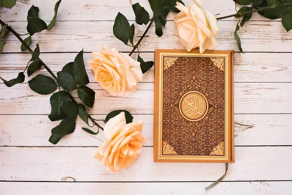 Corán Libro Sagrado Los Musulmanes Rosas — Foto de Stock