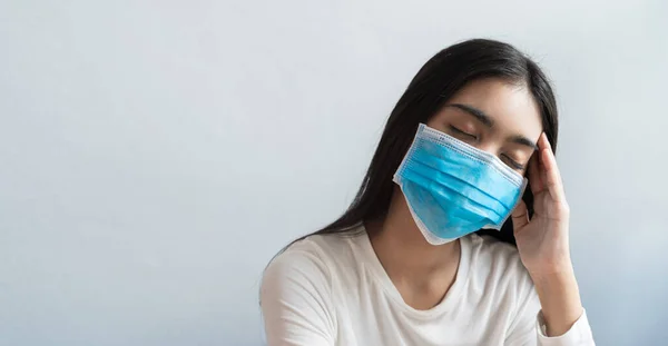 Asyalı Kadınlar Başları Ağrıdığı Için Maske Takıyorlar Stres Uykusuzluk Yüzünden Telifsiz Stok Fotoğraflar