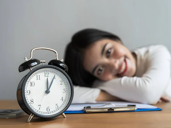 Trabajar Desde Casa Durante Brote Del Virus Reloj Despertador Mesa — Foto de Stock