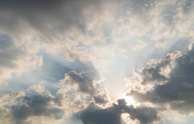 Güneş ışığının doğada ve seyahat konseptinde hareket eden bulutlu sahnesi, geniş açılı çekim Panorama çekimi