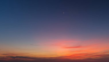 Şaşırtıcı renkli günbatımının soyut görüntüsü. Doğada ve seyahat konseptinde hareket eden bulutlar, geniş açılı çekim Panorama çekimi.