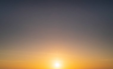 Şaşırtıcı renkli günbatımının soyut görüntüsü. Doğada ve seyahat konseptinde hareket eden bulutlar, geniş açılı çekim Panorama çekimi. 