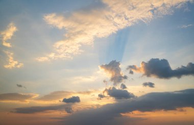 Şaşırtıcı renkli günbatımının soyut görüntüsü. Doğada ve seyahat konseptinde hareket eden bulutlar, geniş açılı çekim Panorama çekimi. 