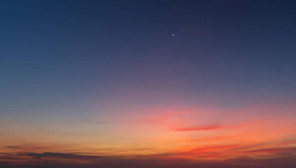 Şaşırtıcı renkli günbatımının soyut görüntüsü. Doğada ve seyahat konseptinde hareket eden bulutlar, geniş açılı çekim Panorama çekimi.