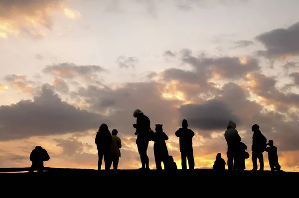 Silhouette People Waiting Sunrise Hill Mountain — ストック写真