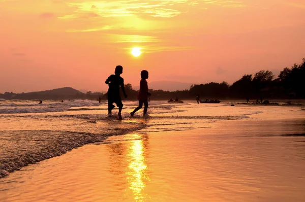 Silhueta Crianças Caminhando Praia Pôr Sol — Fotografia de Stock