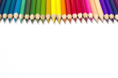 Beyaz arkaplanda renkli kalemler