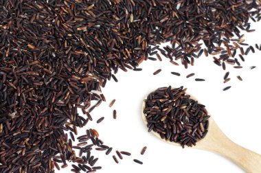 Pirinç meyvesini tahta kaşıkla ve pirinç meyvesini beyaz arka planda kapat.