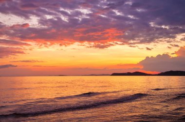Deniz doğa arka plan için günbatımı gökyüzü ile görünümü
