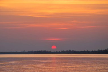 Doğa arka plan için günbatımı sırasında ile deniz görünümü