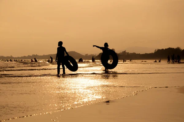 Silhouette Von Menschen Die Strand Stehen — Stockfoto