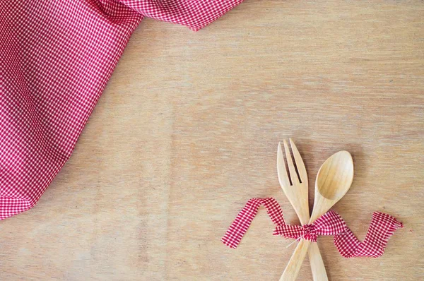 Mutfak kirişleri. Ahşap arka planda kırmızı kumaşlı ahşap çatal ve kaşık