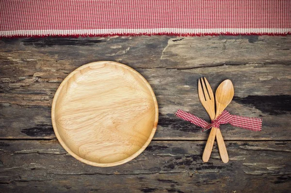 Utensílios Cozinha Garfo Madeira Colher Prato Com Tecido Vermelho Fundo — Fotografia de Stock