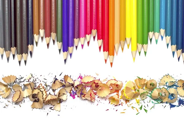 Beyaz arka plan üzerinde renkli kalem talaş ile renkli kalemler