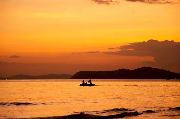 Silhouette Von Menschen Ruderboot Auf Dem Meer Bei Sonnenuntergang — Stockfoto