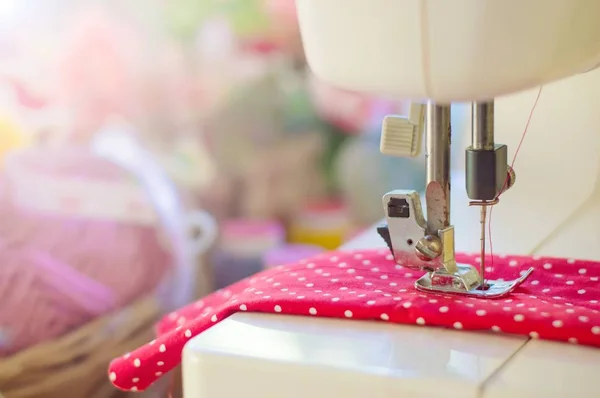 Dikiş makinesi kırmızı kumaş ile çalışma, yakın çekim