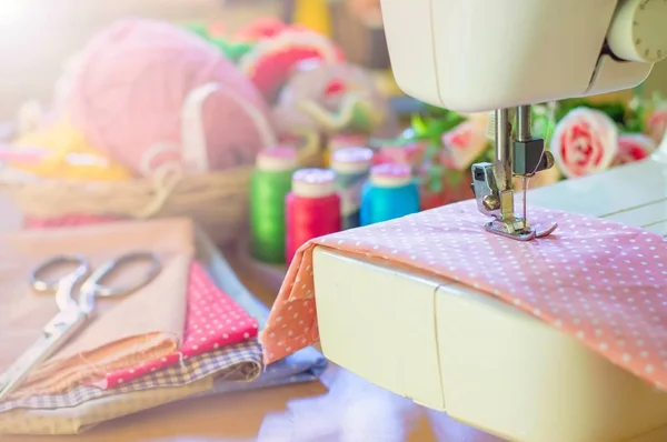 Feche Máquina Costura Trabalhando Com Tecido Rosa — Fotografia de Stock