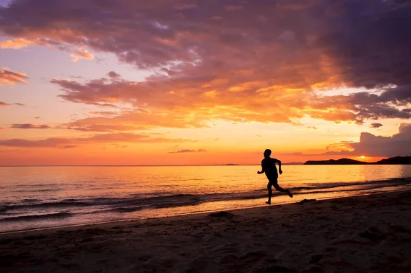 Silhouette Happy Man Running Beach Sunset — Foto de Stock
