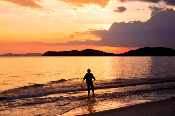 Silhouette Lonely Man Walking Sea Sunset — Foto de Stock