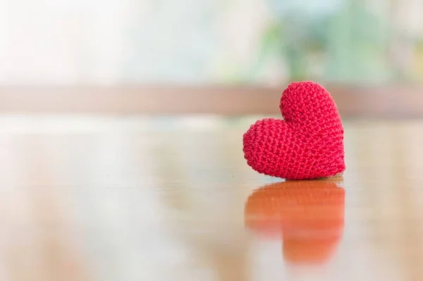 Primer Plano Corazón Rojo Hecho Mano Mesa Madera Para Día — Foto de Stock