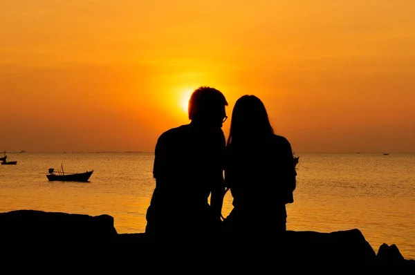 Casal Romântico Sentado Praia Pôr Sol — Fotografia de Stock