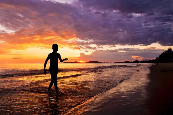 Silhueta Menino Andando Praia Pôr Sol — Fotografia de Stock