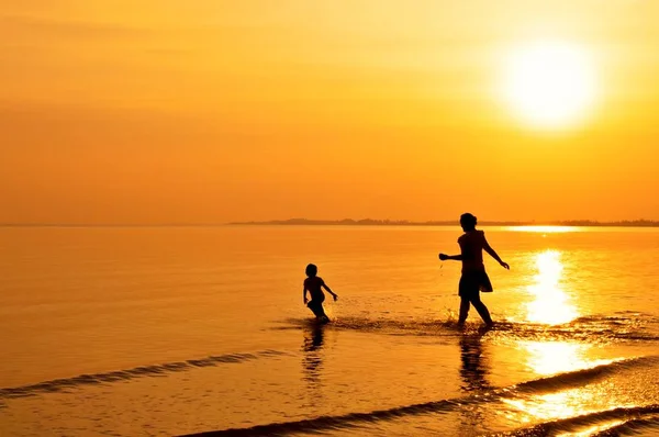 Mutter Und Tochter Spielen Strand Bei Sonnenuntergang — Stockfoto