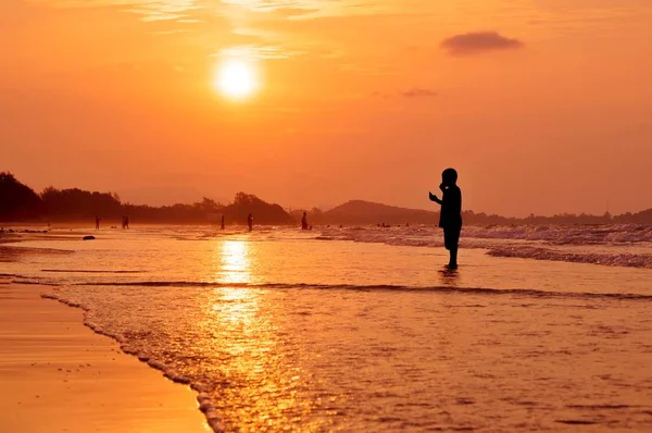 Chico Silhouette Primera Línea Playa Atardecer — Foto de Stock