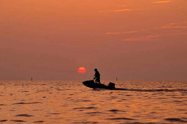 Silhueta Homem Dirigindo Jetski Mar Com Durante Pôr Sol — Fotografia de Stock