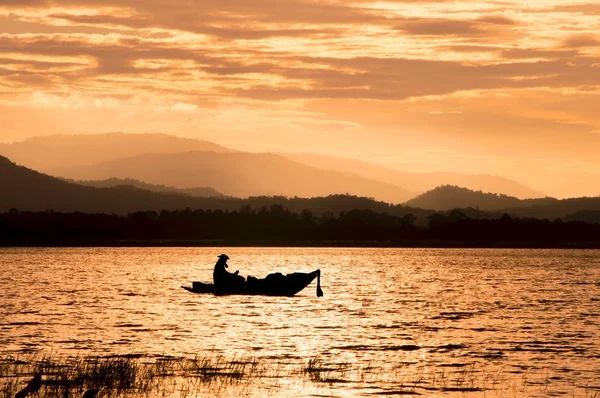 Silhouette Eines Fischerruderbootes Auf Dem See Morgen — Stockfoto