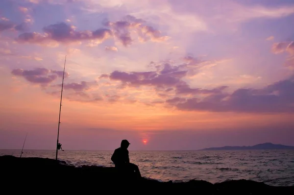 Silhouette Eines Fischers Der Auf Dem Stein Meer Sitzt — Stockfoto