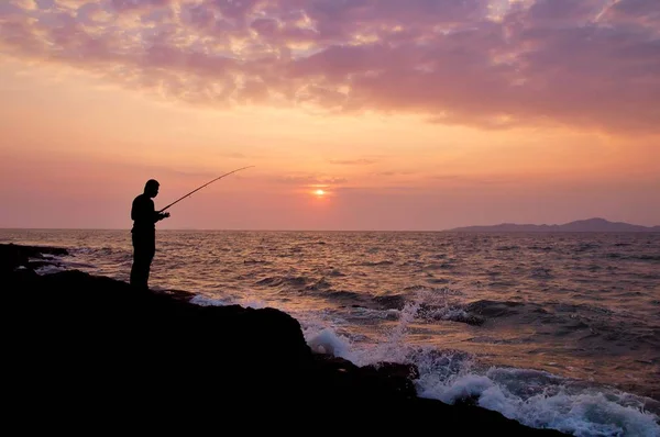 Silhouette Des Fischers Auf Dem Stein Meer — Stockfoto