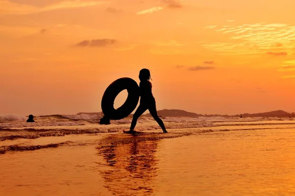 Silhueta Menina Praia — Fotografia de Stock