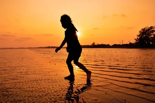 Silhueta Menina Brincando Praia Pôr Sol — Fotografia de Stock