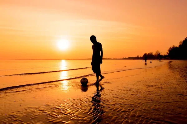 Silhueta Menino Jogando Bola Praia Pôr Sol — Fotografia de Stock