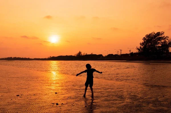 Silhueta Menina Brincando Praia Pôr Sol — Fotografia de Stock