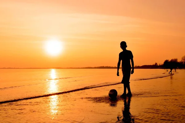 Silhueta Menino Jogando Bola Praia Pôr Sol — Fotografia de Stock