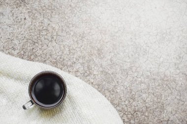 Sabah kahve fincanı ve eski tuğla arka plan.