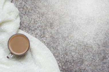 Sabah kahve fincanı ve eski tuğla arka plan.